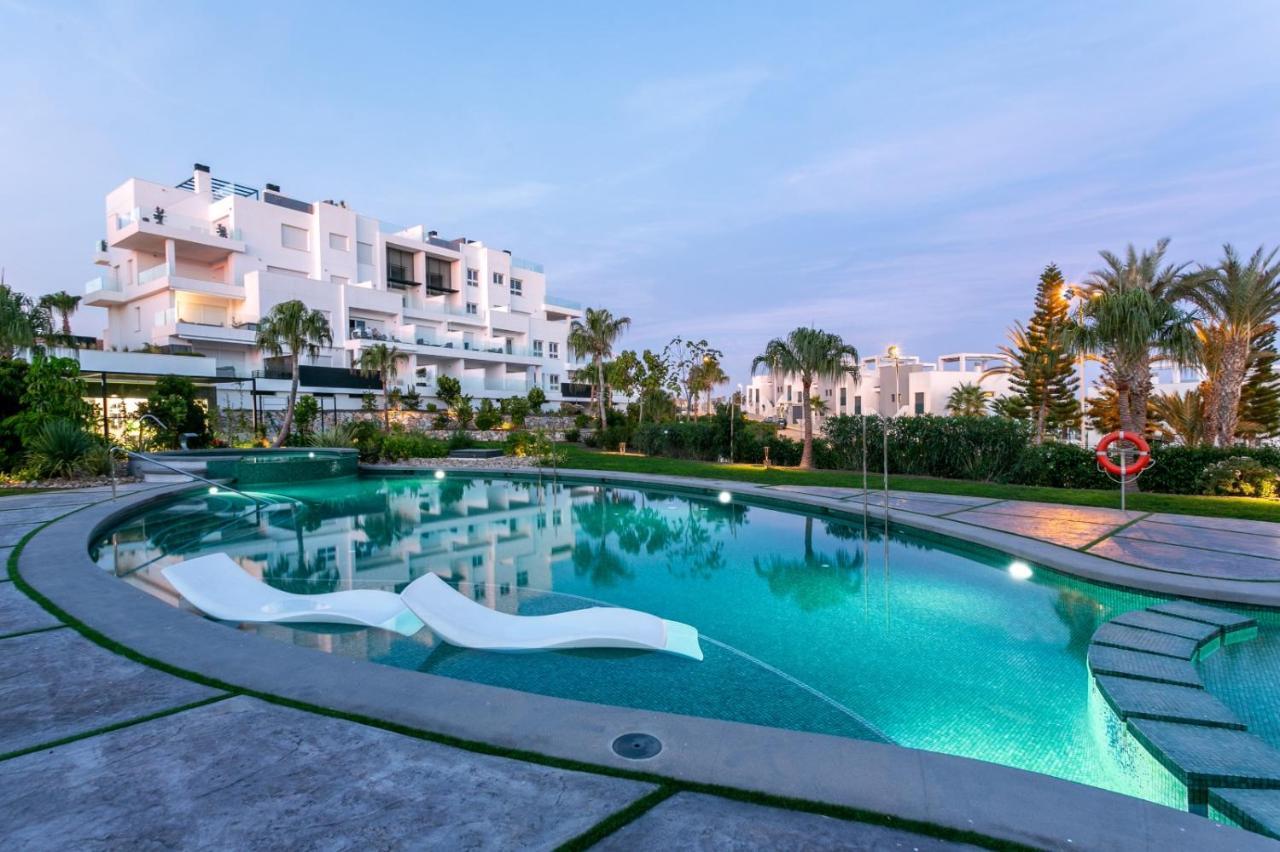 Nice 2 Bedroom Bali Apartment With Sea Views Torrevieja Buitenkant foto